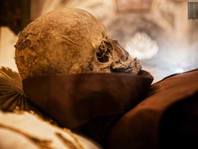Rinvenuto straordinariamente incorrotto nella cripta della chiesa a circa vent�anni dalla sua morte avvenuta nel 1496, il corpo del Beato � tuttora oggetto di diversi interrogativi medico-scientifici